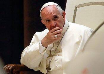عارضة برازيلية تضع البابا في ورطة