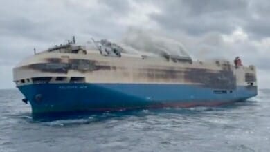 سفينة تحترق Copy