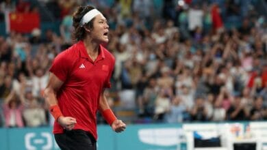 أول صيني يتوج