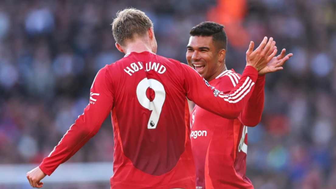 Player of Man United celebrates a goal with his teammate.