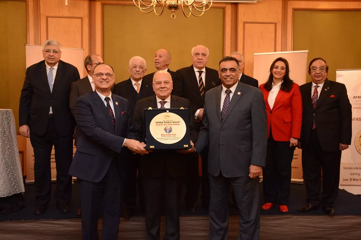 عمرو عزت