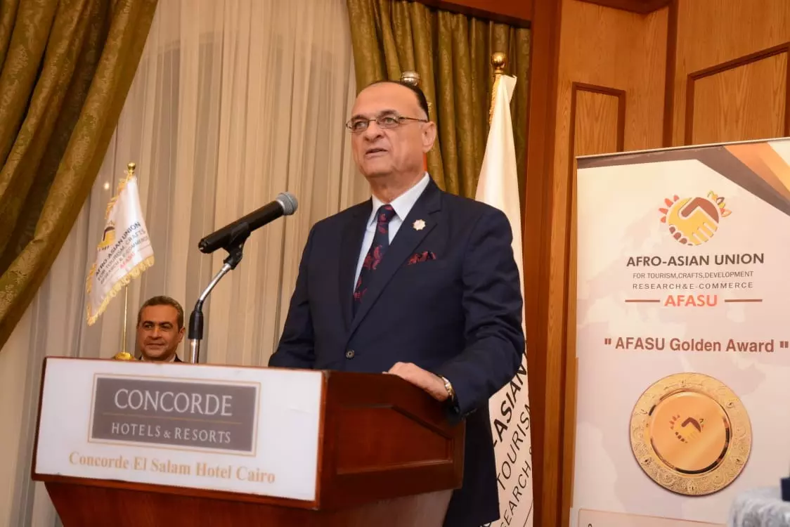 عمرو عزت 