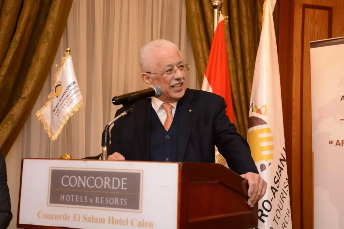 عمرو عزت 