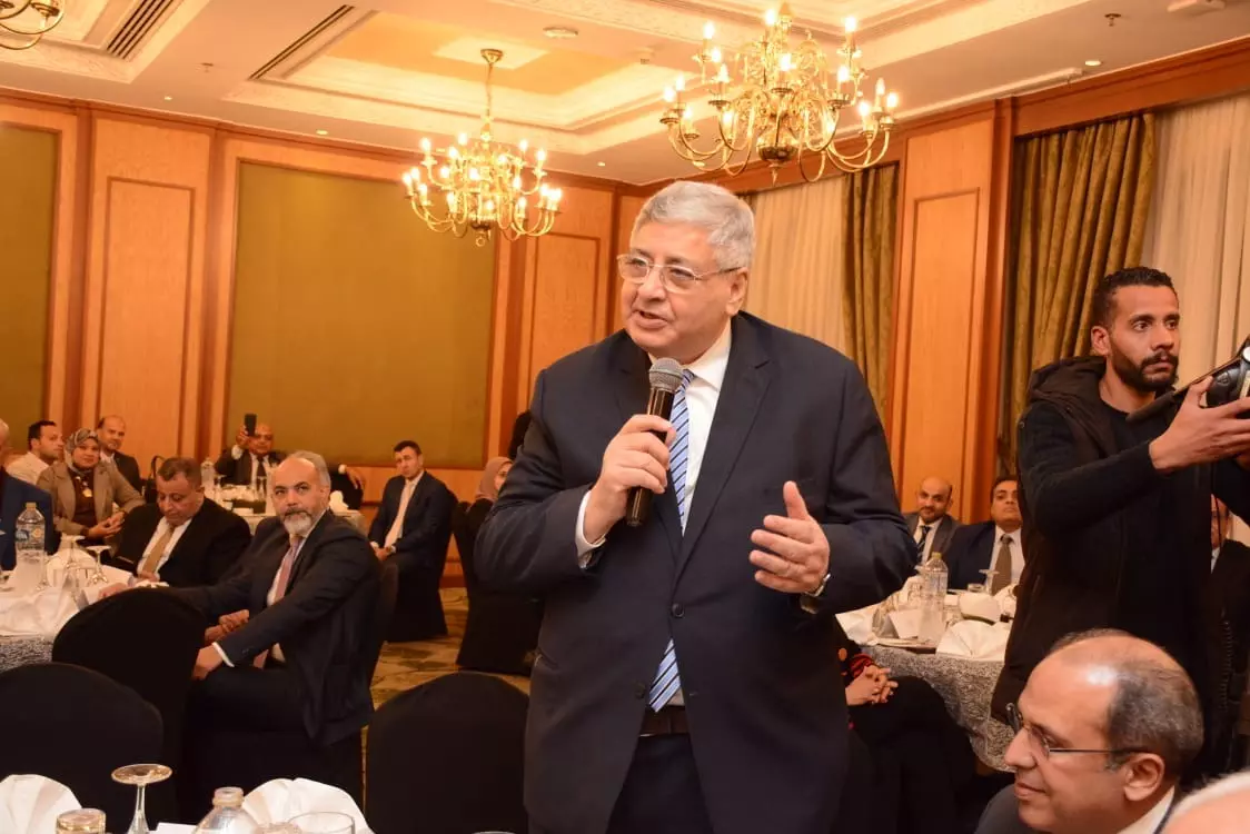 عمرو عزت 