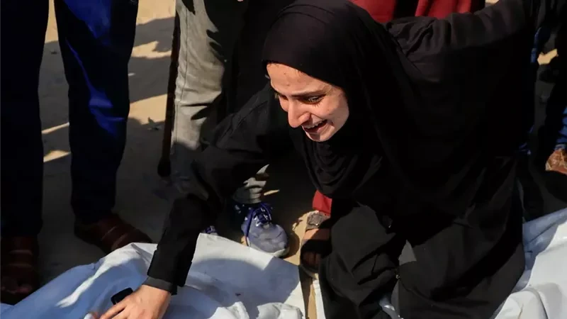 الطبيبة