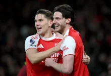 لاعبو أرسنال يحتفلون بهدف امام برايتون