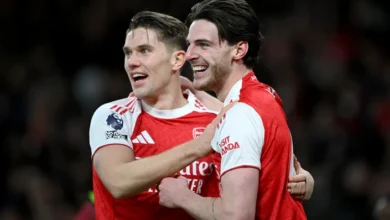 لاعبو أرسنال يحتفلون بهدف امام برايتون