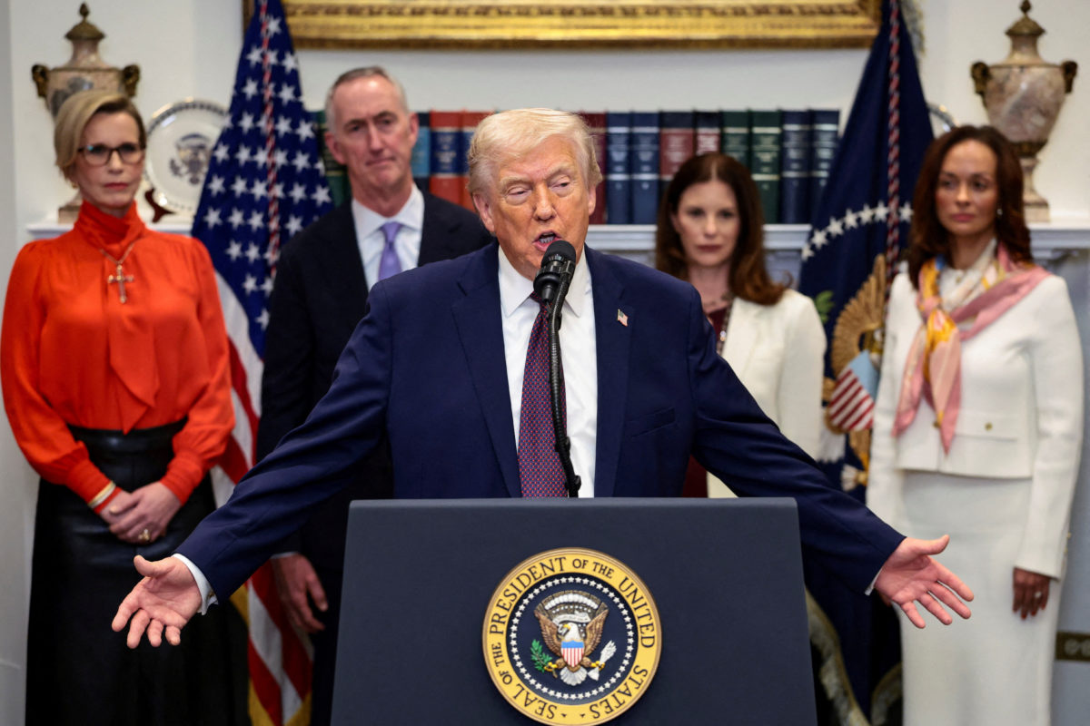 ترامب يهدد مادورو