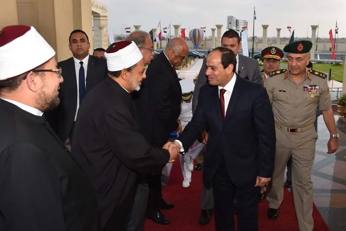 أحمد الطيب يسلم على السيسي