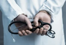 القبض على توأم يؤدي دور الطبيب