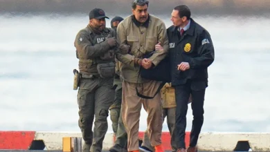 مادورو وظابط بسلاح