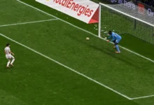 تصدي ميندي لركلة جزاء دياز