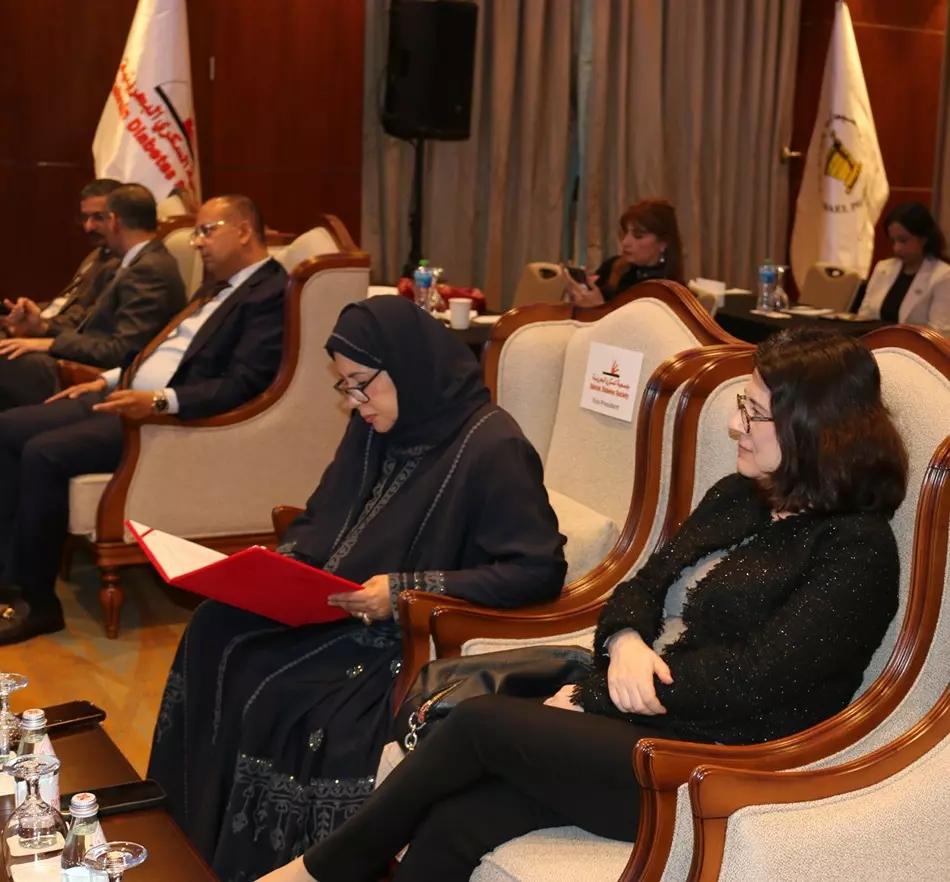 سيدتان تجلسان بجوار بعضهم