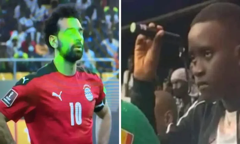 مشجع السنغال يوجه ليزر على محمد صلاح
