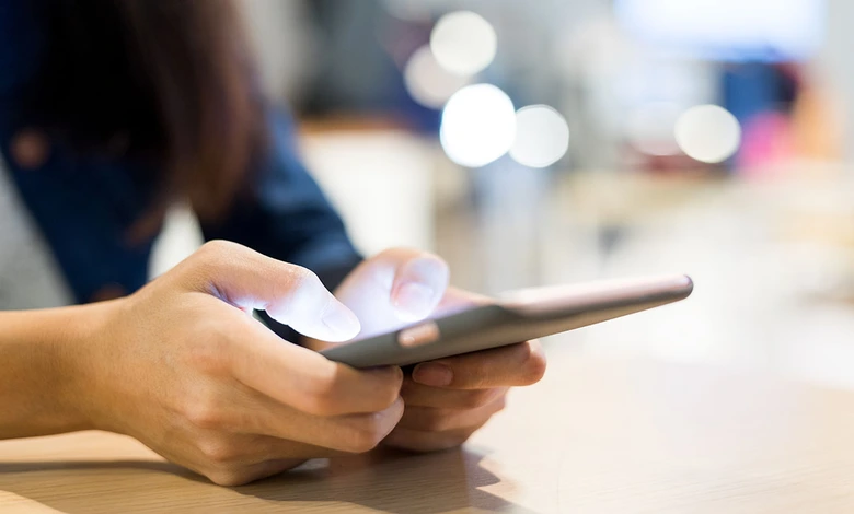 خبير أمني مصري يحذر من اصطحاب الهواتف المحمولة