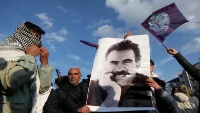 شخص يحمل صورة عبدالله أوجلان