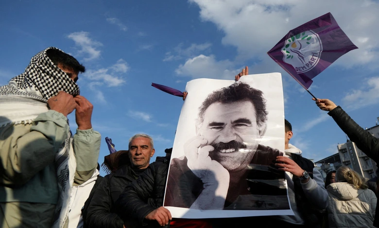 شخص يحمل صورة عبدالله أوجلان