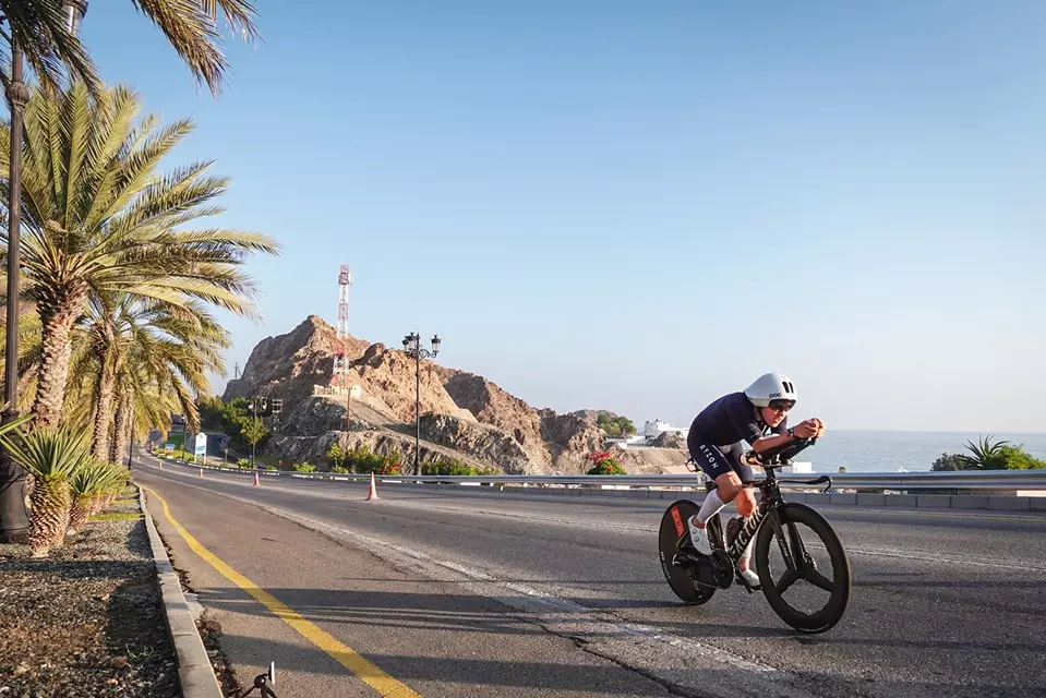 شخص يقود دراجة