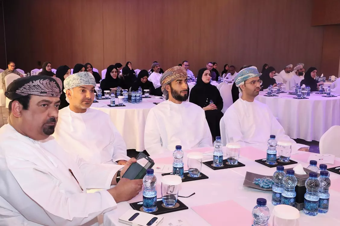 مواطنين عمانيين في ورشة لوزارة الصحة