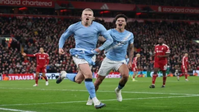 هالاند لاعب السيتي يحتفل بهدفه امام ليفربول