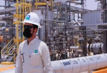 موظف في مصنع أرامكو في السعودية