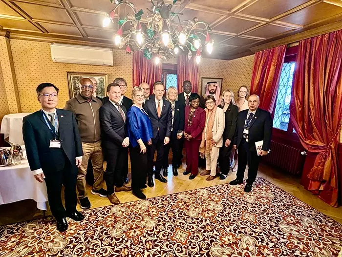 العالم